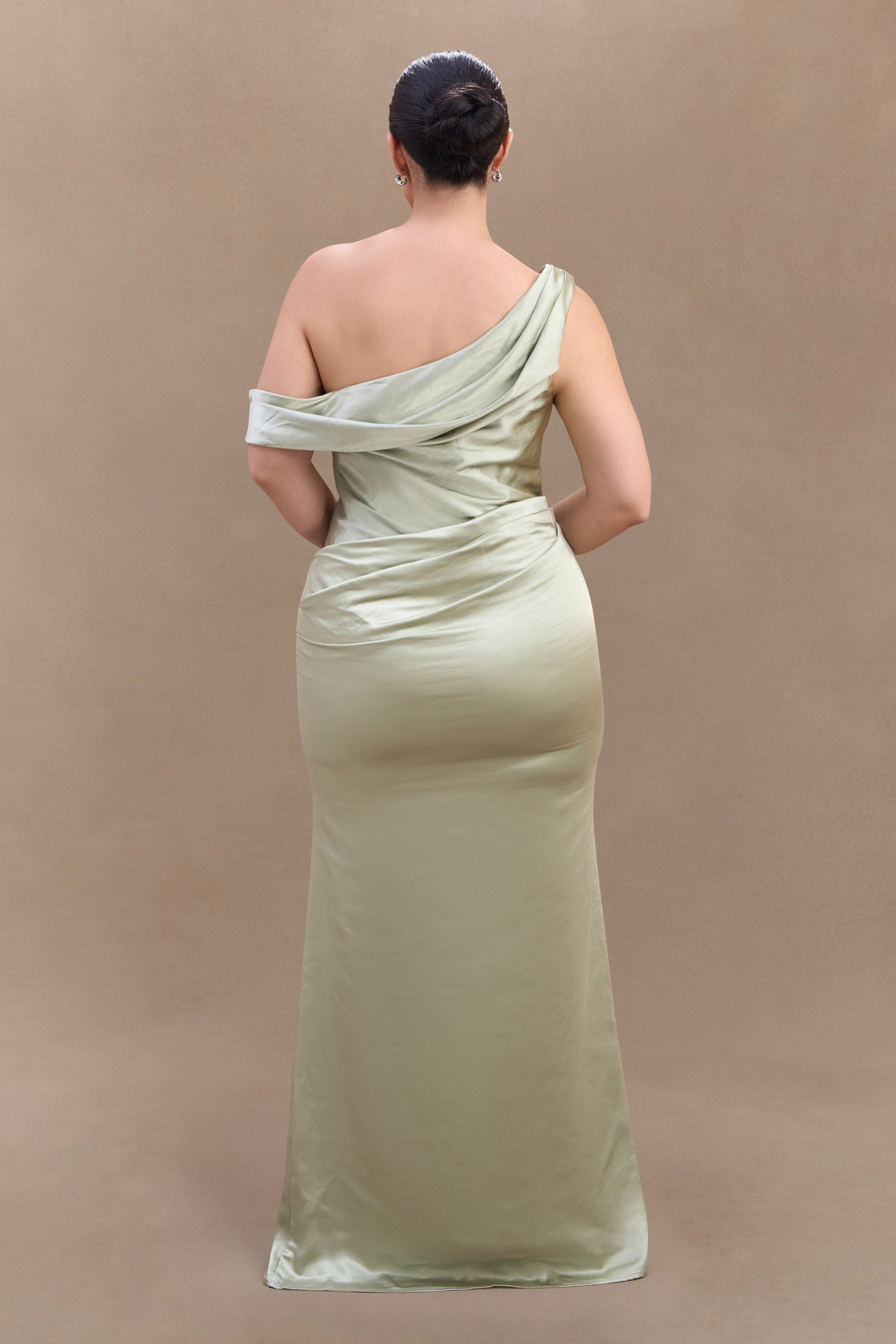 Robe maxi en satin Dalia à épaules dénudées - Senteur de sauge