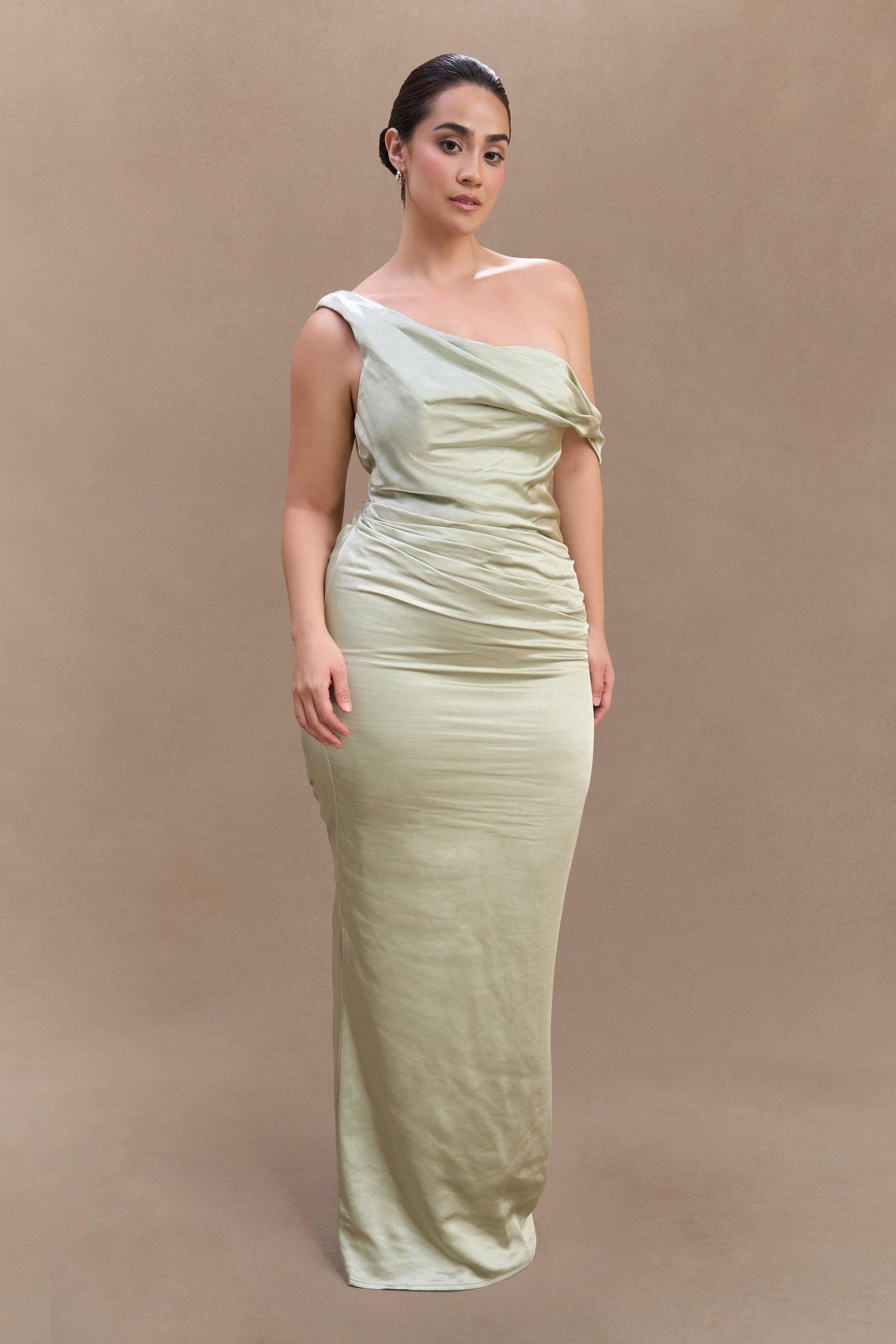 Robe maxi en satin Dalia à épaules dénudées - Senteur de sauge