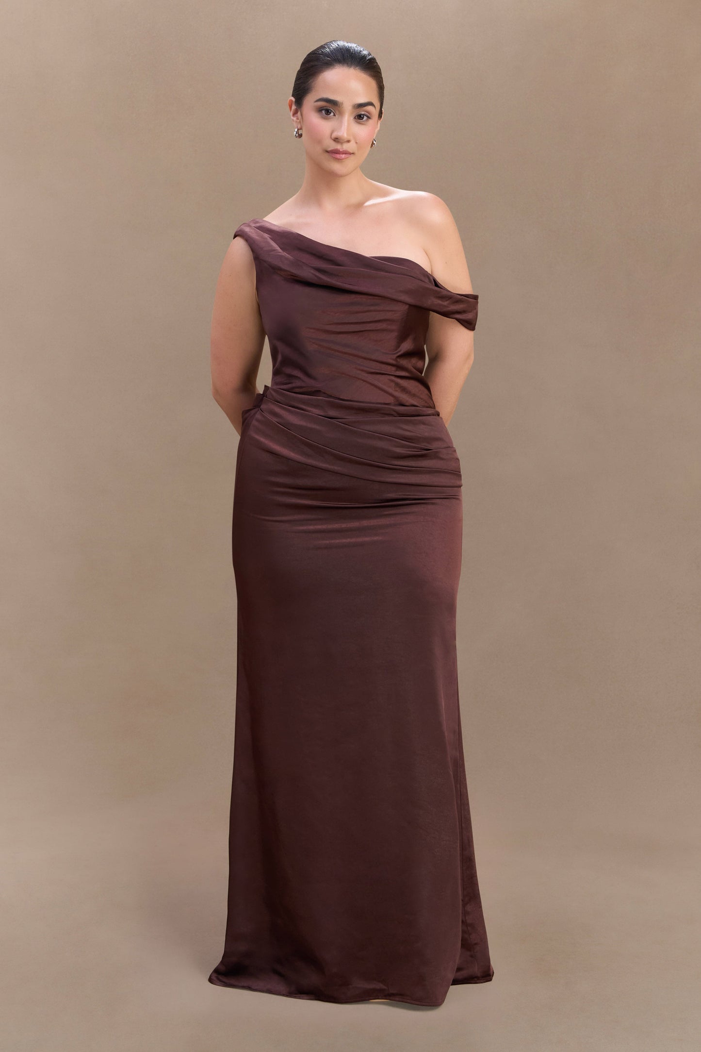 Robe Maxi en Satin Dalia à Manches Décolletées - Chocolat Noir