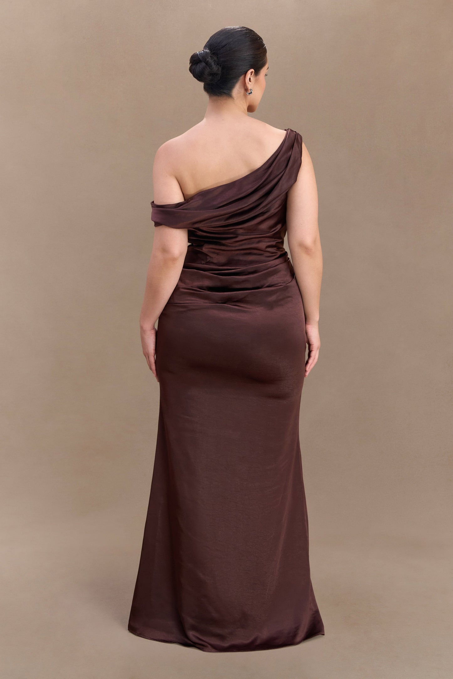 Robe Maxi en Satin Dalia à Manches Décolletées - Chocolat Noir