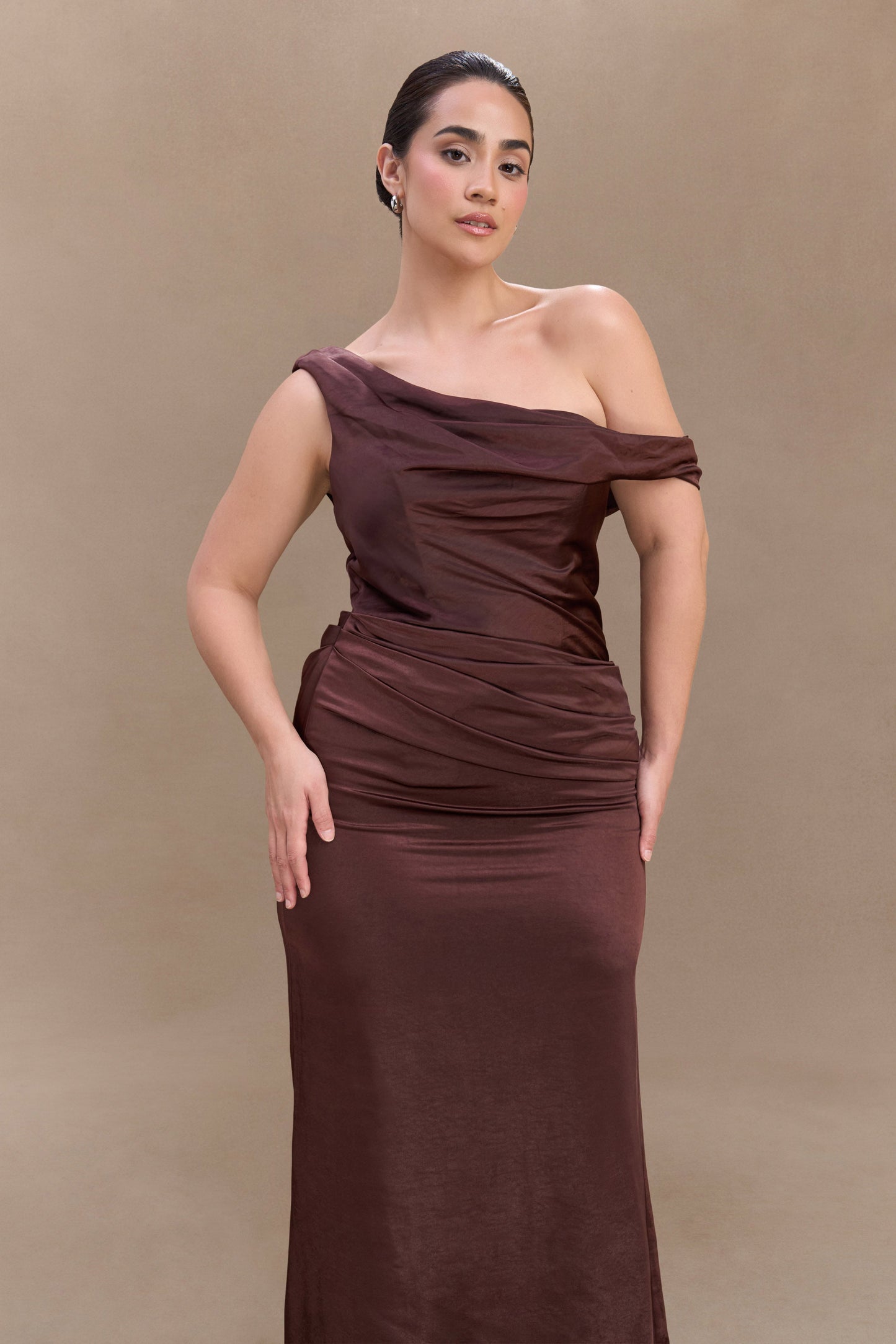 Robe Maxi en Satin Dalia à Manches Décolletées - Chocolat Noir