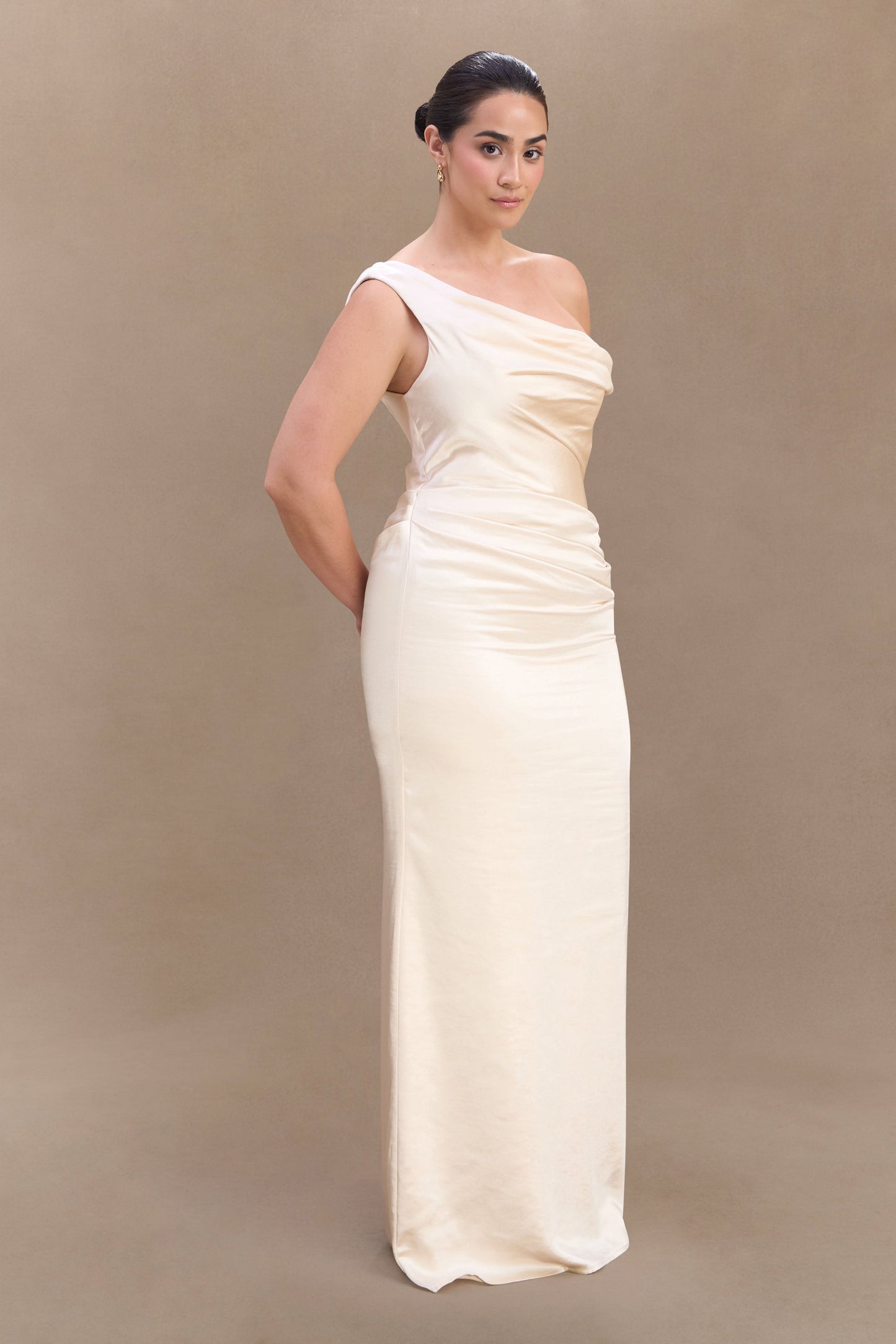 Robe longue satinée à épaules dénudées Dalia - Or rosé