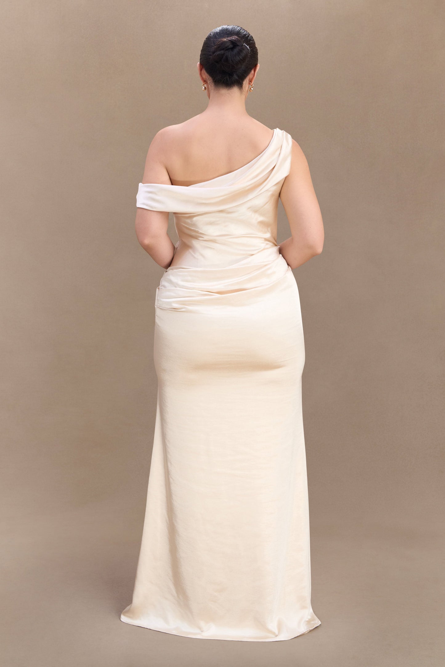 Robe longue satinée à épaules dénudées Dalia - Or rosé