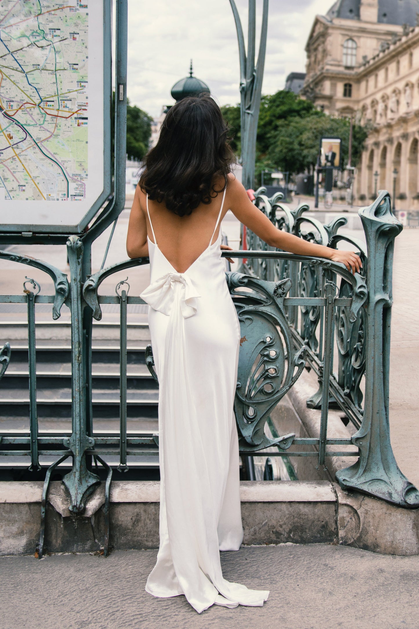Robe Maxi Kailey à Décolleté dans le Dos avec Traîne à Ruban Amovible - Blanc