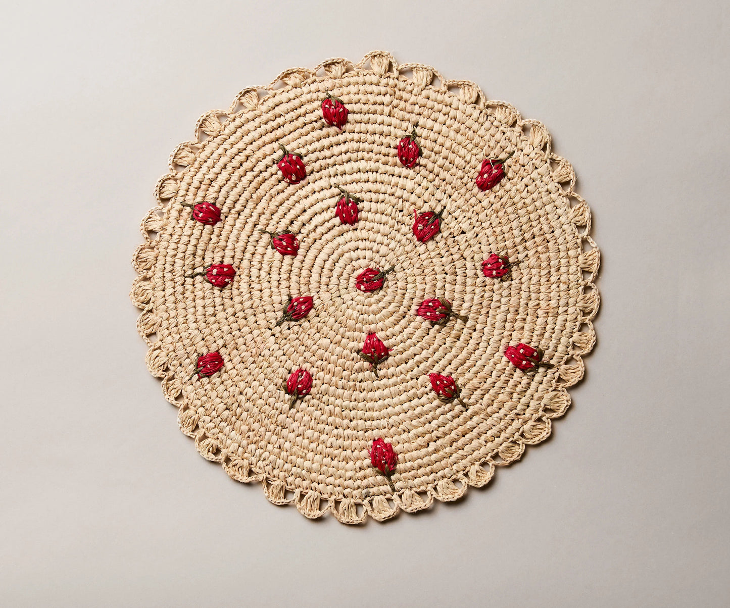 Set de table rond en raphia crocheté à la main avec motif fraise dispersée