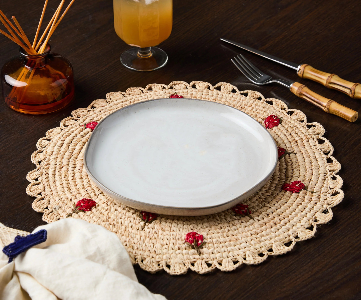 Set de table rond en raphia crocheté à la main avec motif fraise dispersée