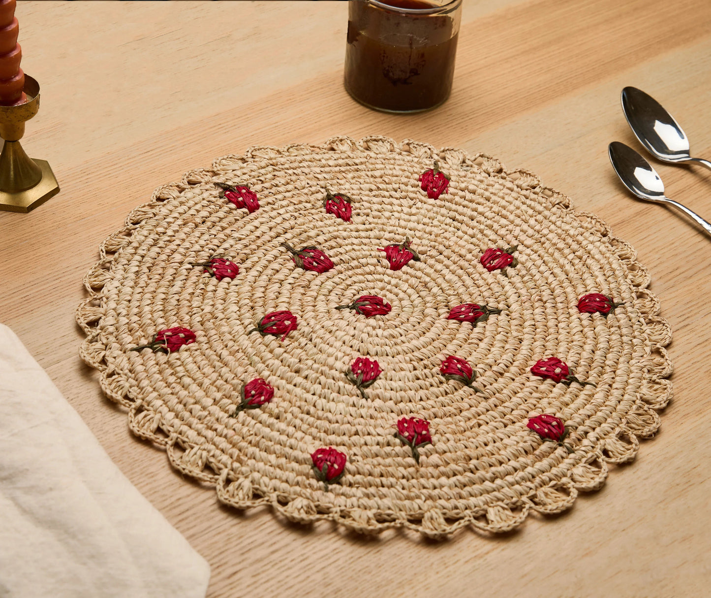Set de table rond en raphia crocheté à la main avec motif fraise dispersée