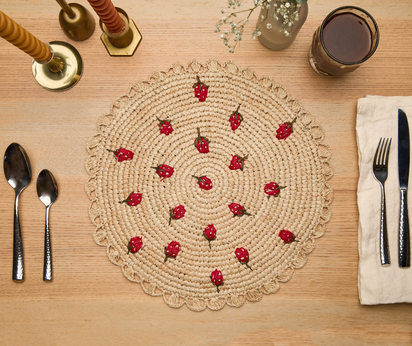 Set de table rond en raphia crocheté à la main avec motif fraise dispersée