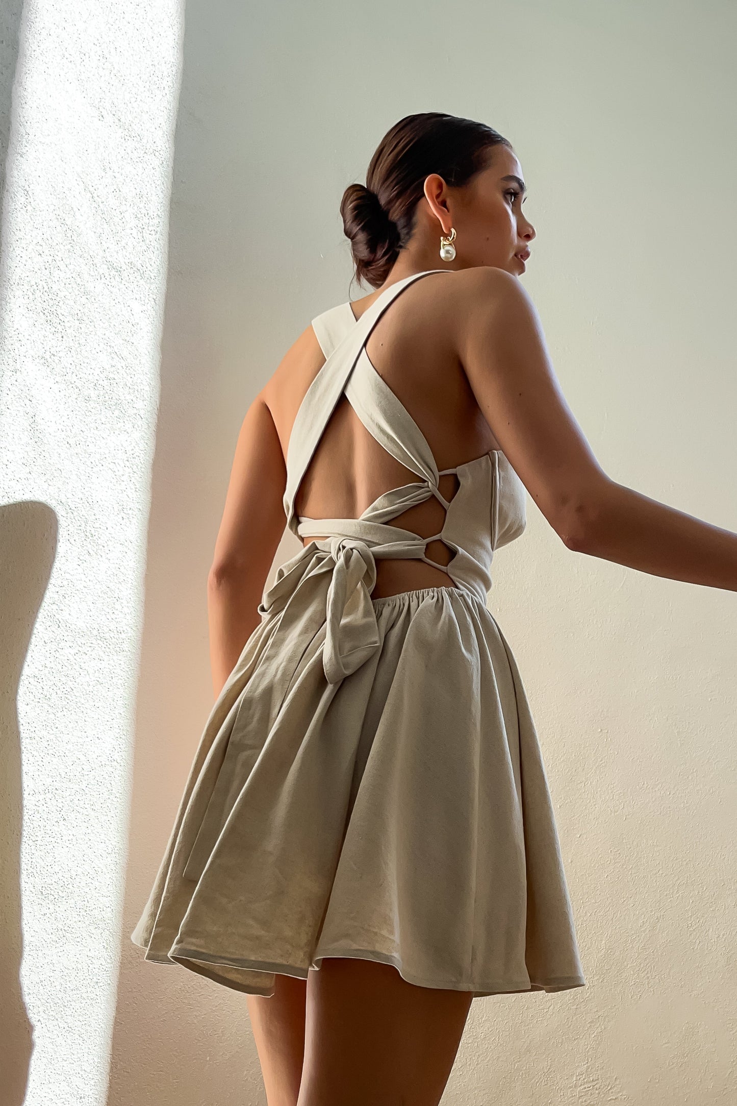 Mini-robe en lin avec lacet dans le dos Loz - Naturel