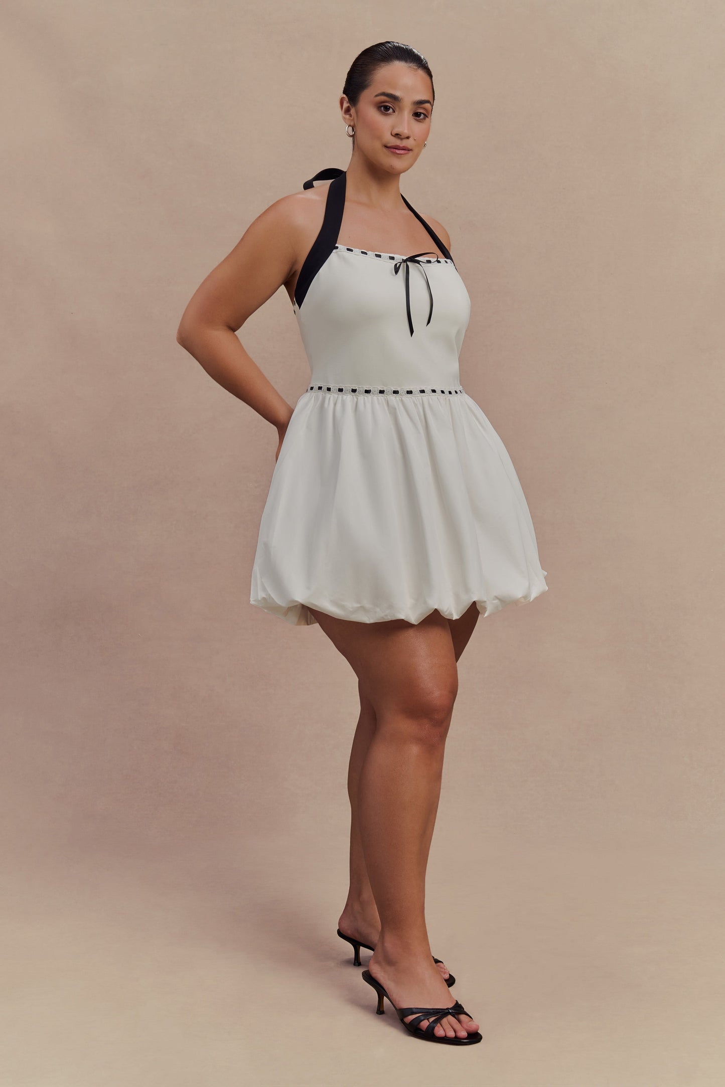 Robe mini Queenie à col montant et manches bouffantes - Noir/Blanc