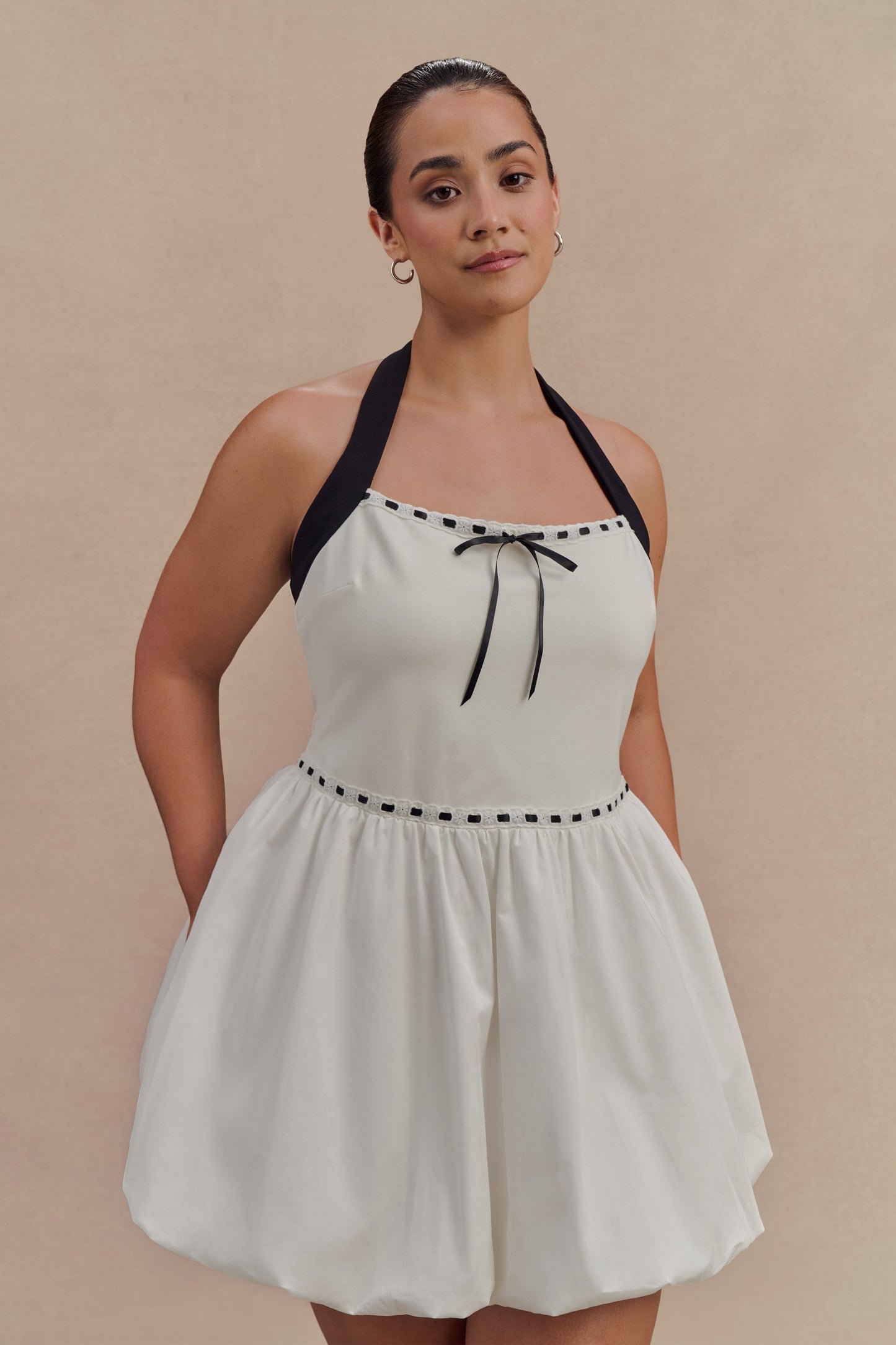 Robe mini Queenie à col montant et manches bouffantes - Noir/Blanc