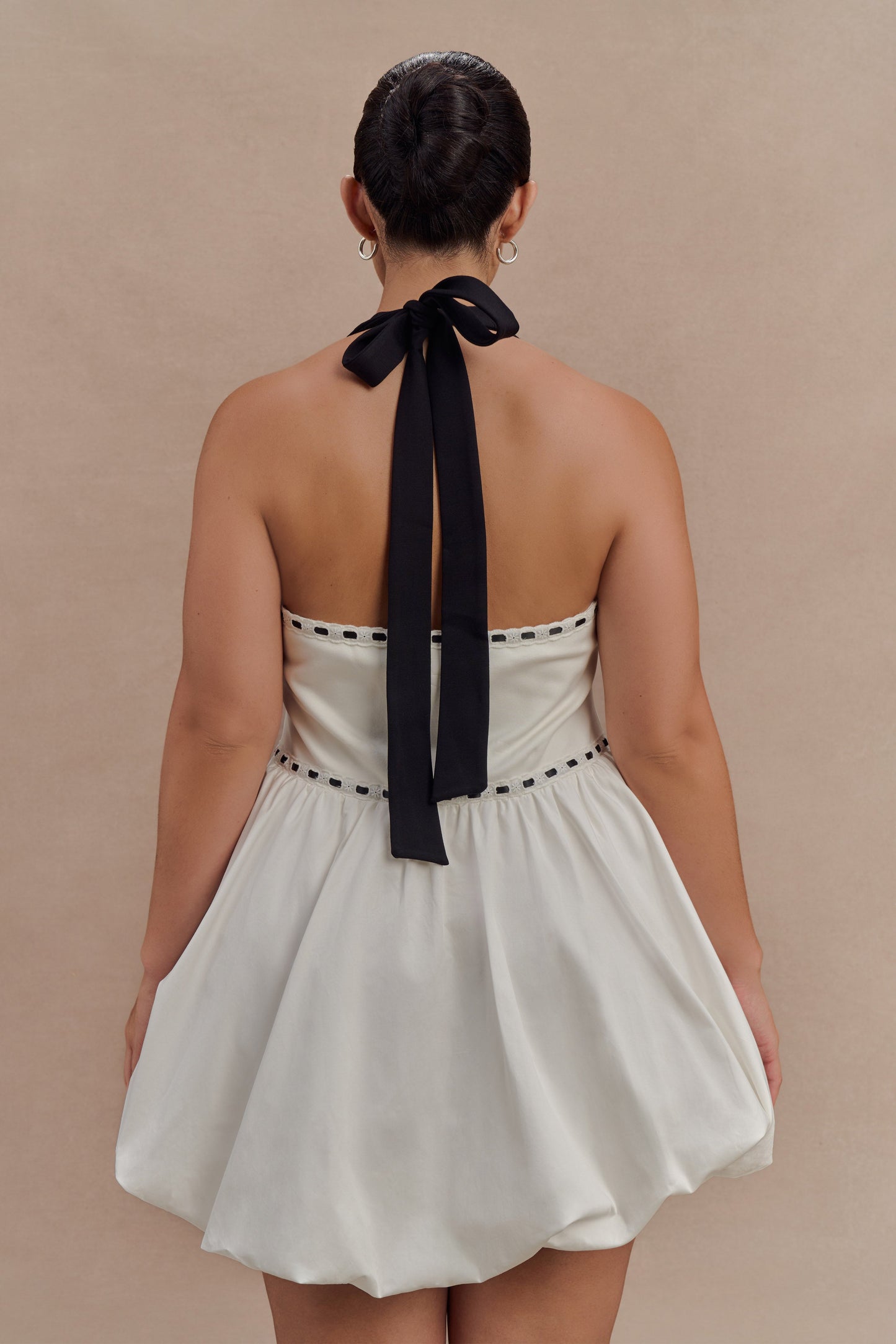 Robe mini Queenie à col montant et manches bouffantes - Noir/Blanc