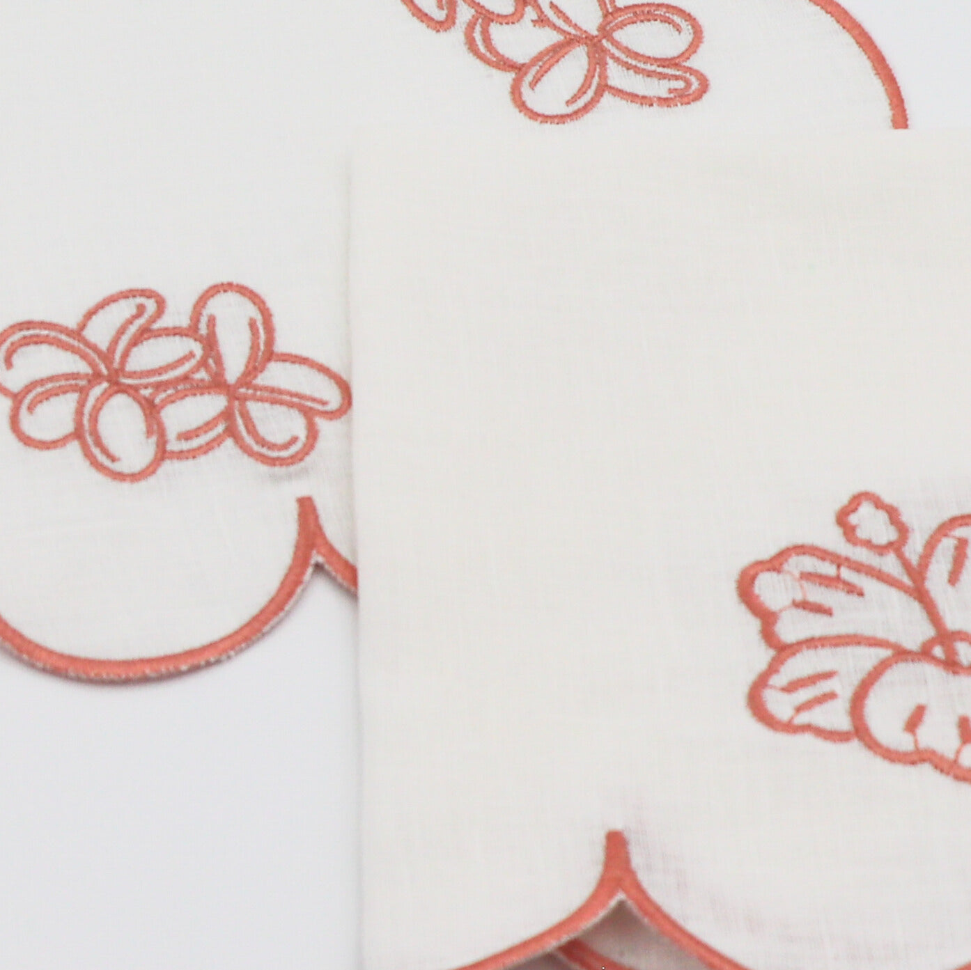 Serviettes en lin rosace ivoire avec broderie et bordure roses (lot de 4)