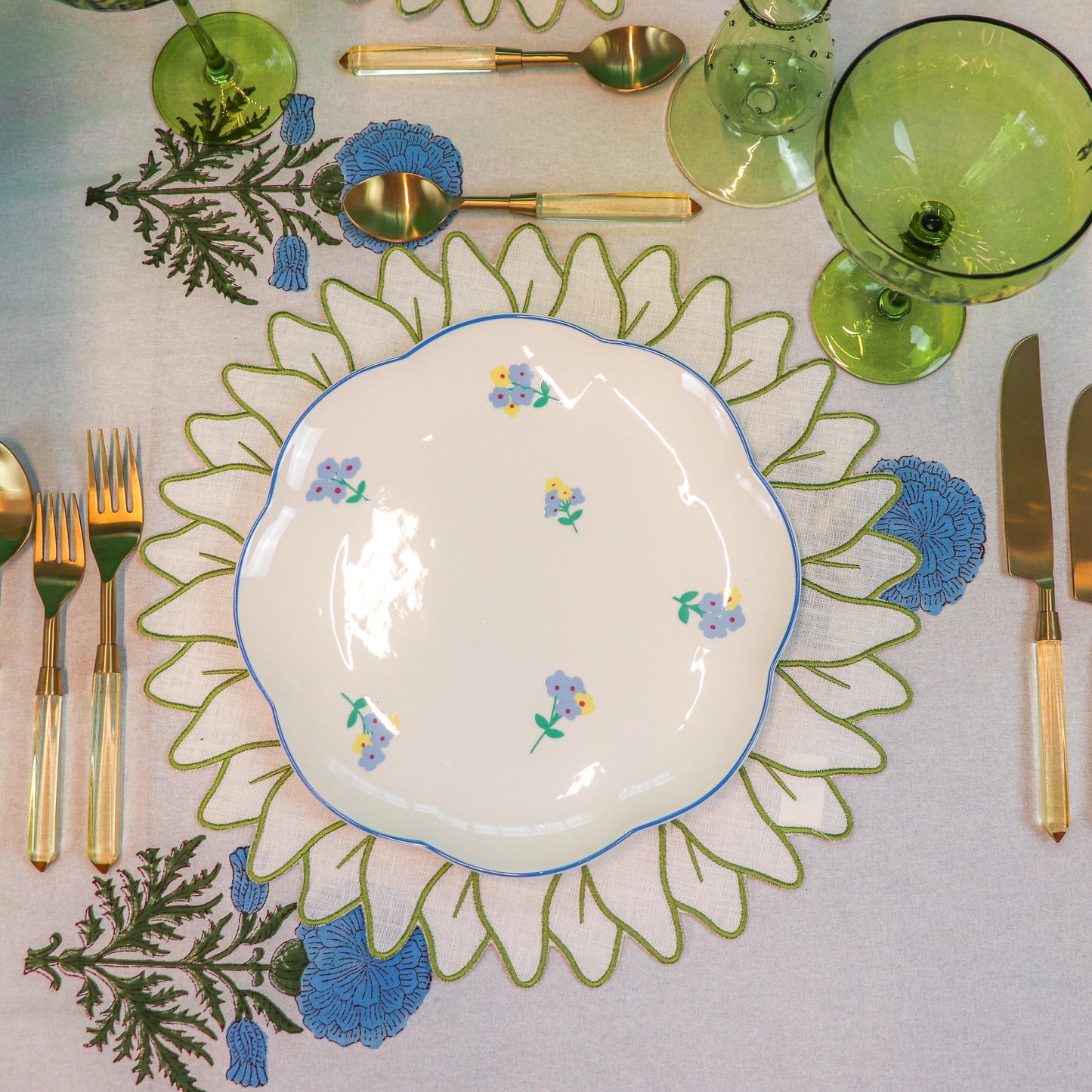 Nappe Toile de Blu Hortensia en coton blanc avec motif bleu et vert imprimé à la main