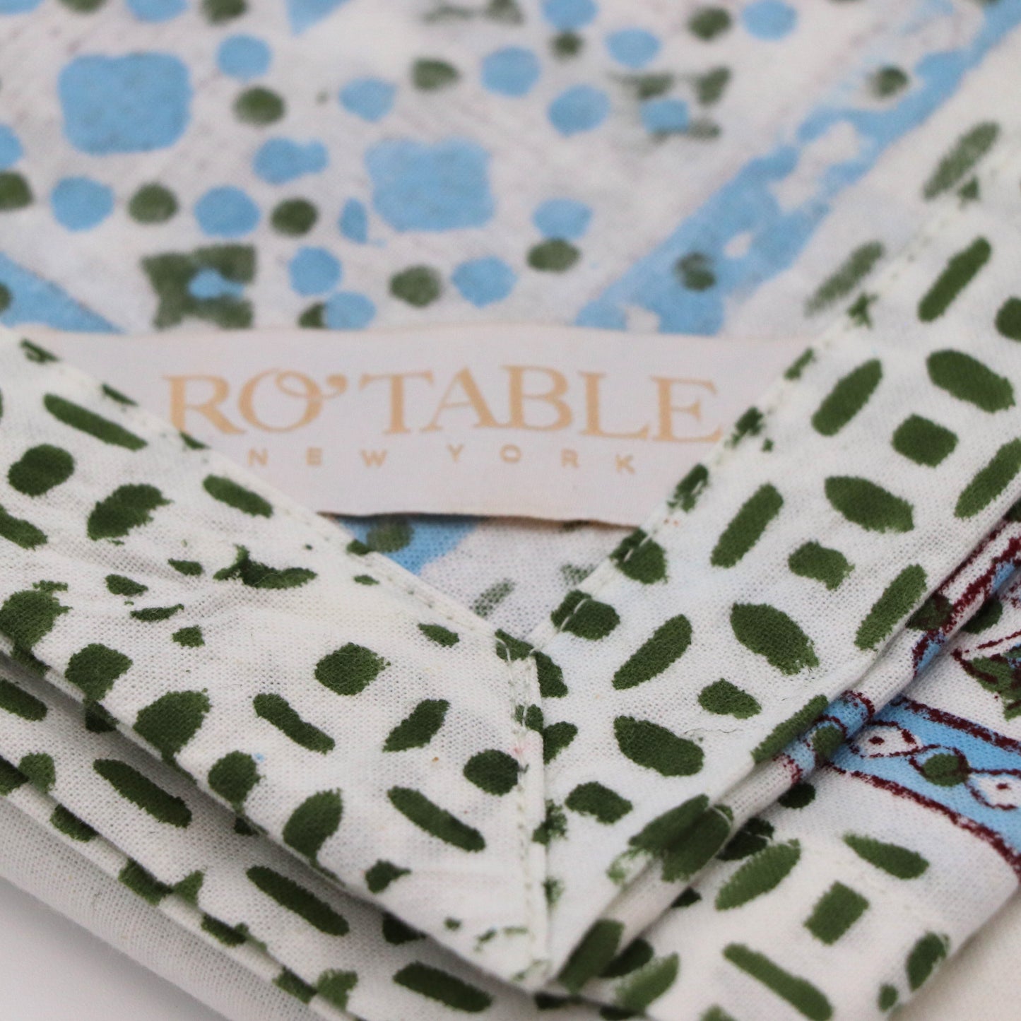 Nappe Toile de Blu Hortensia en coton blanc avec motif bleu et vert imprimé à la main
