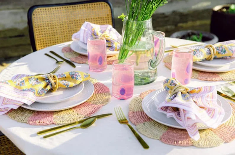 Set de table Pinwheel rose, plateau en raphia