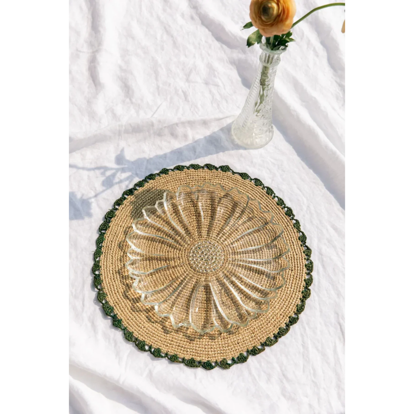 Set de table Aura Green edge, plateau en raphia tissé