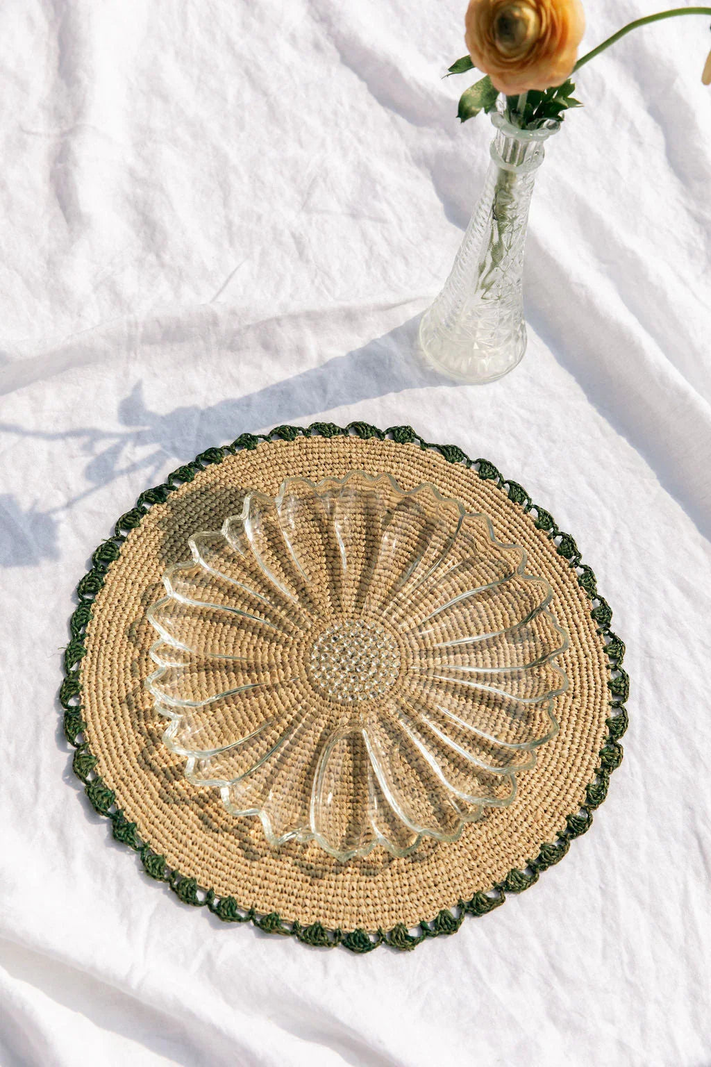 Set de table Aura Green edge, plateau en raphia tissé