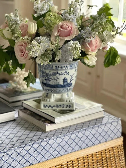 Jardinière sur pied bleu foncé et blanche avec motif de scène de village