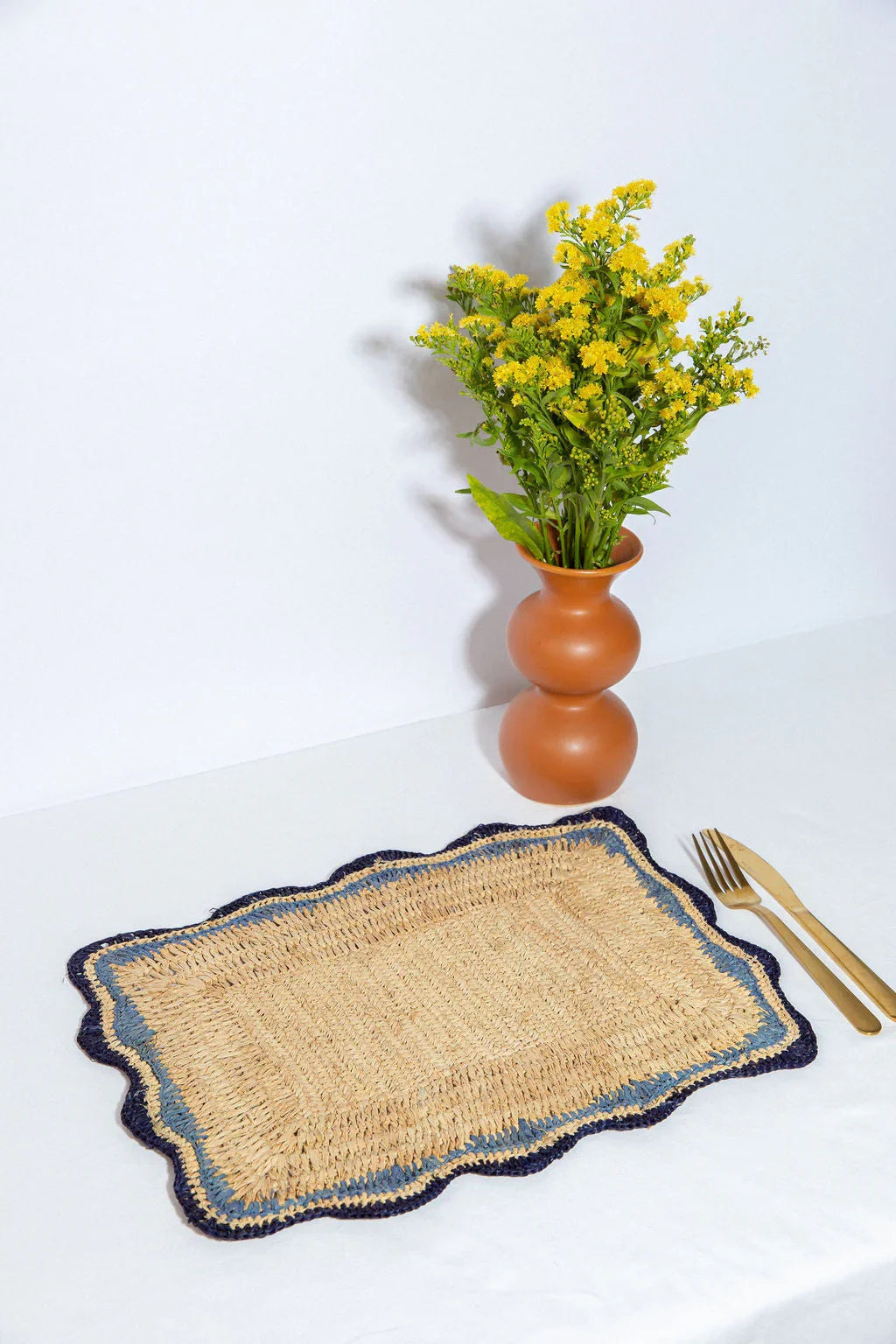 Sets de table Garden Party avec bords bleus, sets de table rectangulaires tissés à la main, set de table bohème en raphia naturel pour table à manger
