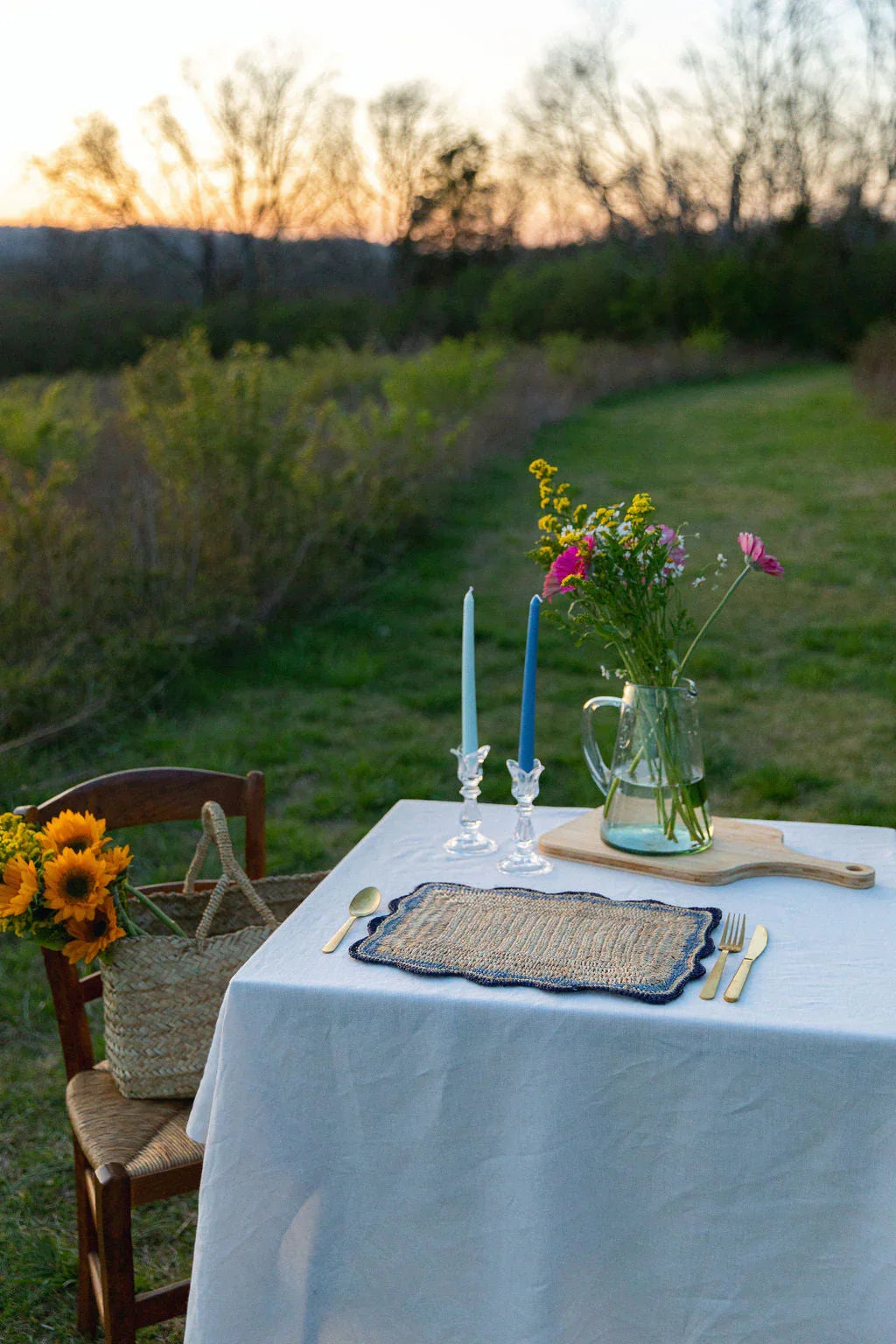 Sets de table Garden Party avec bords bleus, sets de table rectangulaires tissés à la main, set de table bohème en raphia naturel pour table à manger