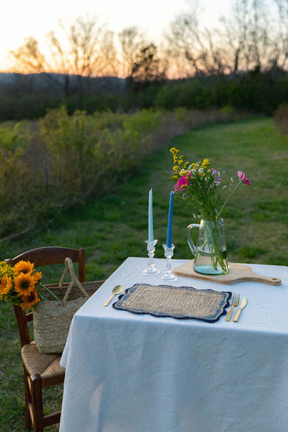 Sets de table Garden Party avec bords bleus, sets de table rectangulaires tissés à la main, set de table bohème en raphia naturel pour table à manger