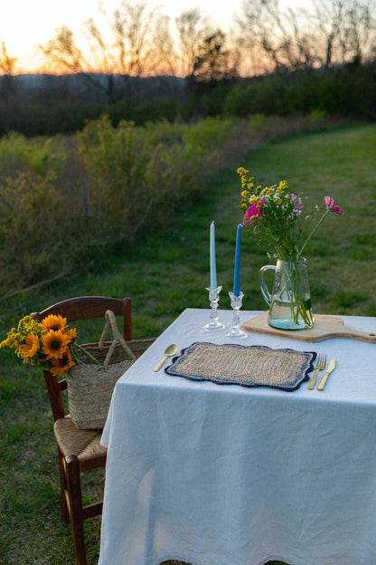 Sets de table Garden Party avec bords bleus, sets de table rectangulaires tissés à la main, set de table bohème en raphia naturel pour table à manger