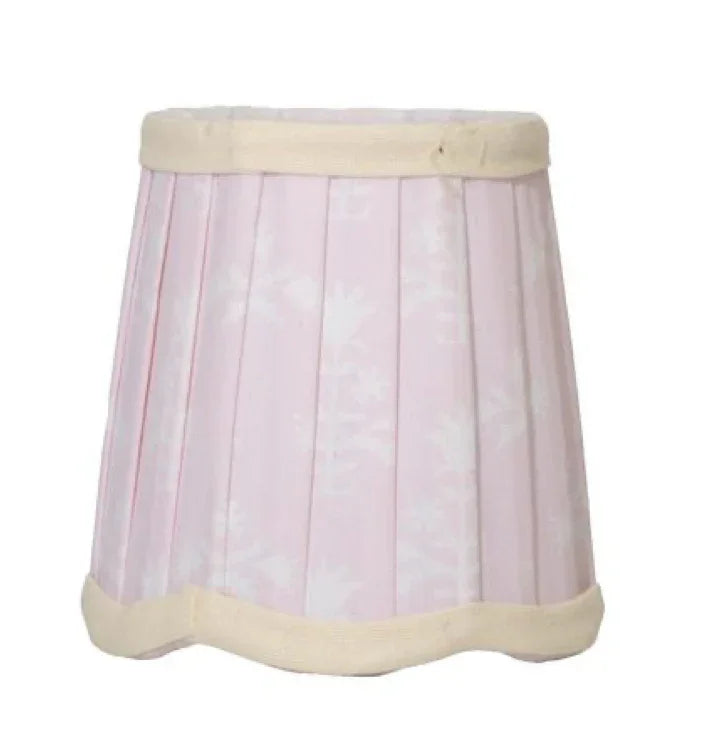 Abat-jour d'applique rose avec bordure festonnée ivoire