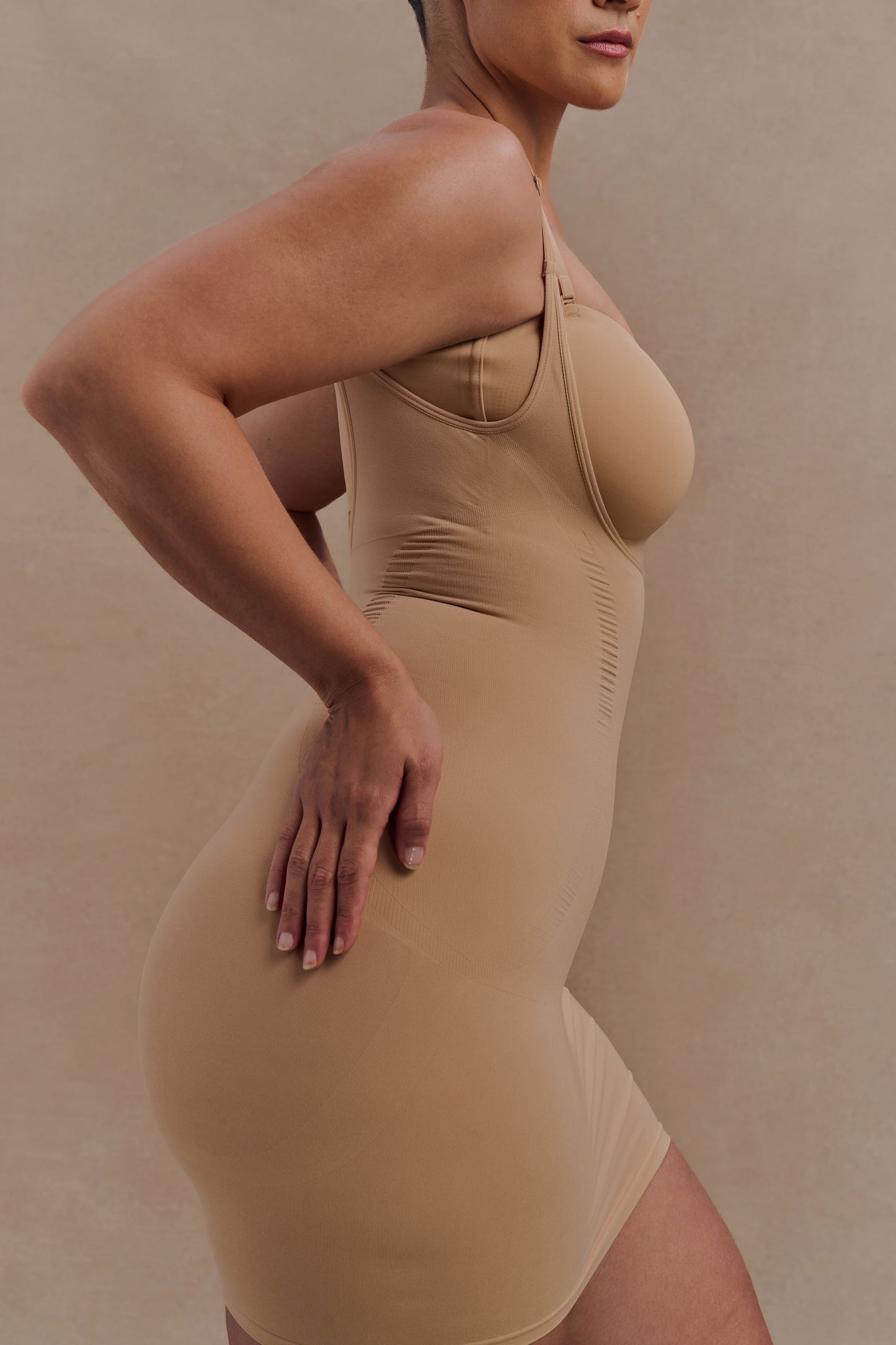 Jocelyn Mini-robe gainante sans dos - Beige