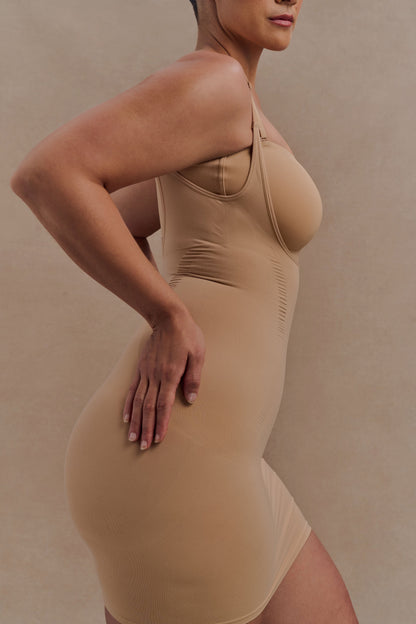 Jocelyn Mini-robe gainante sans dos - Beige