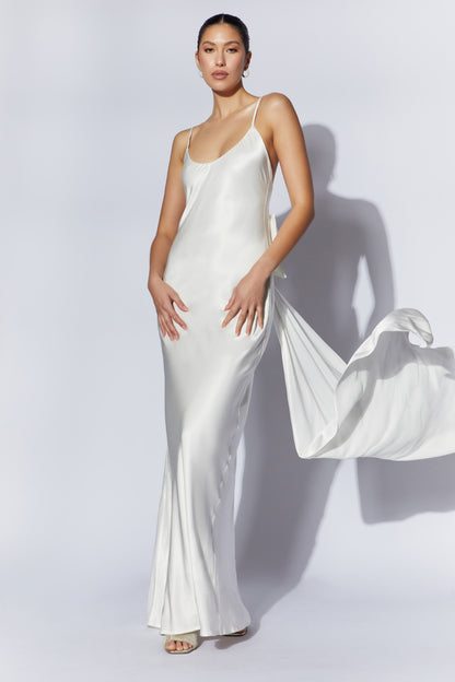 Robe Maxi Kailey à Décolleté dans le Dos avec Traîne à Ruban Amovible - Blanc