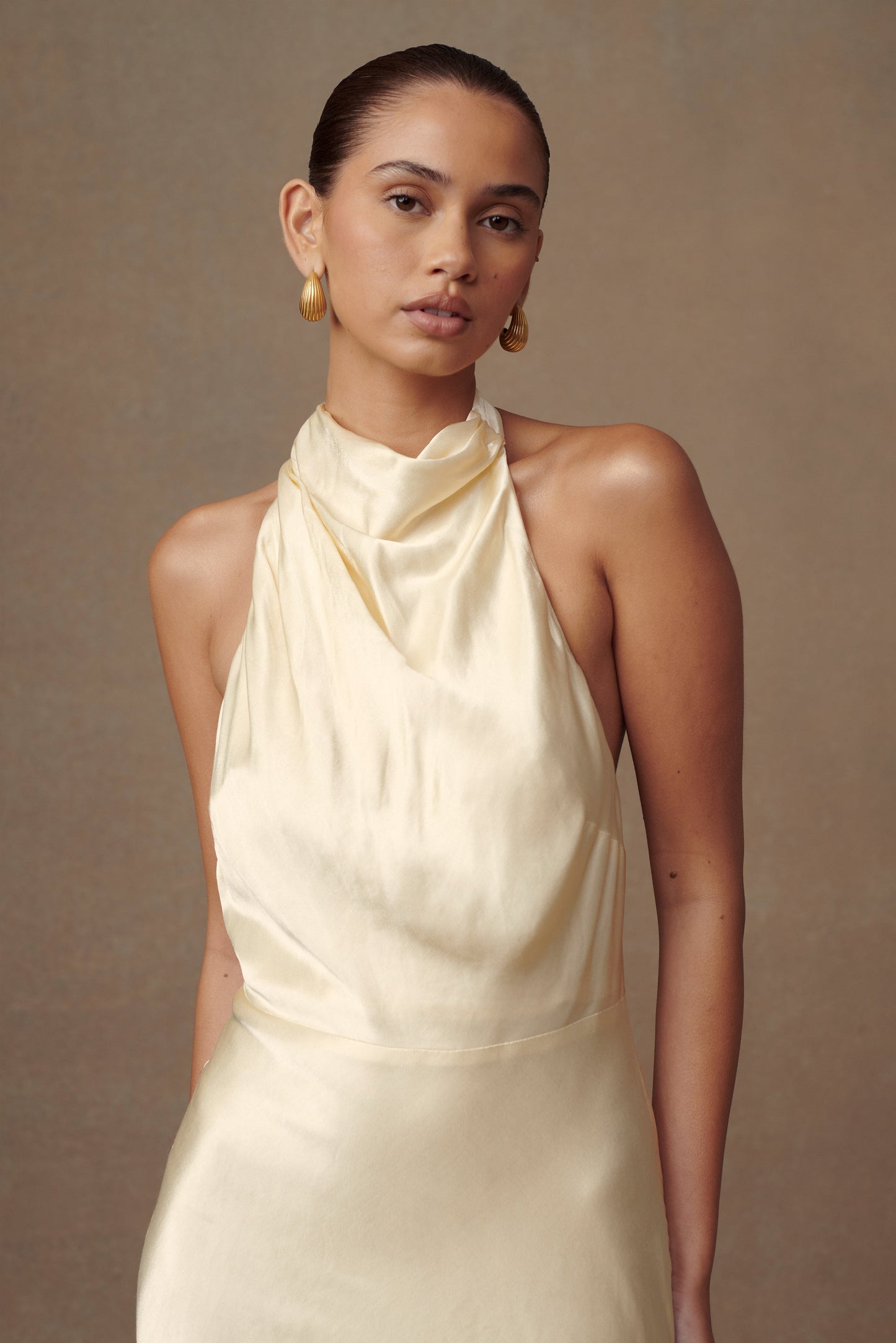 Robe longue satinée irisée à col montant Esther - Sorbet citron