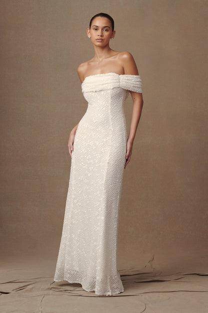 Robe de mariée blanche Priyanka Daisy, perlée et décolletée épaules dénudées.