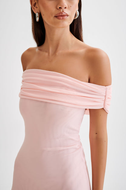 Audrey, robe maxi en maille à épaules dénudées - Rose pâle