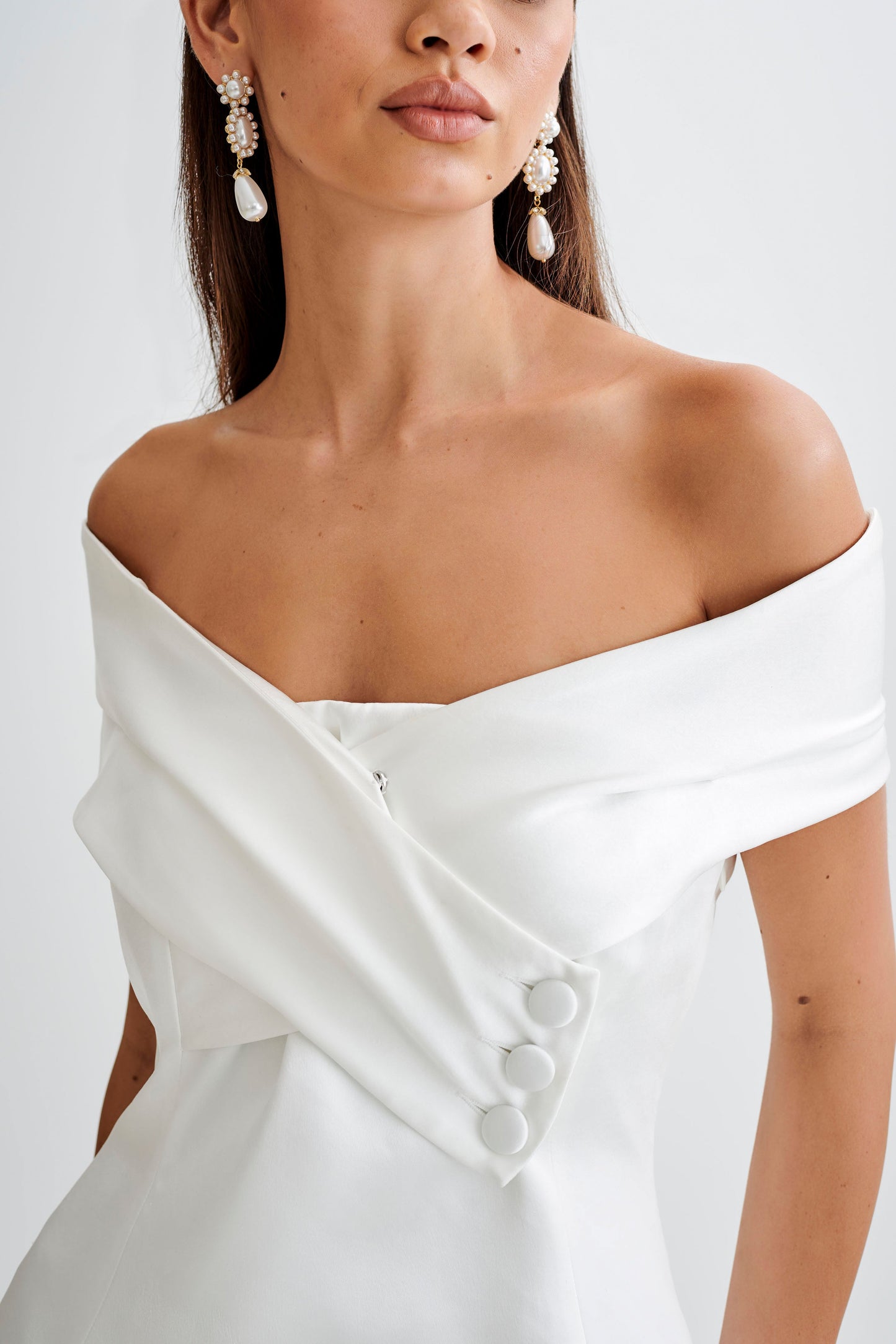 Mini-robe satinée Evita à épaules dénudées - Blanche