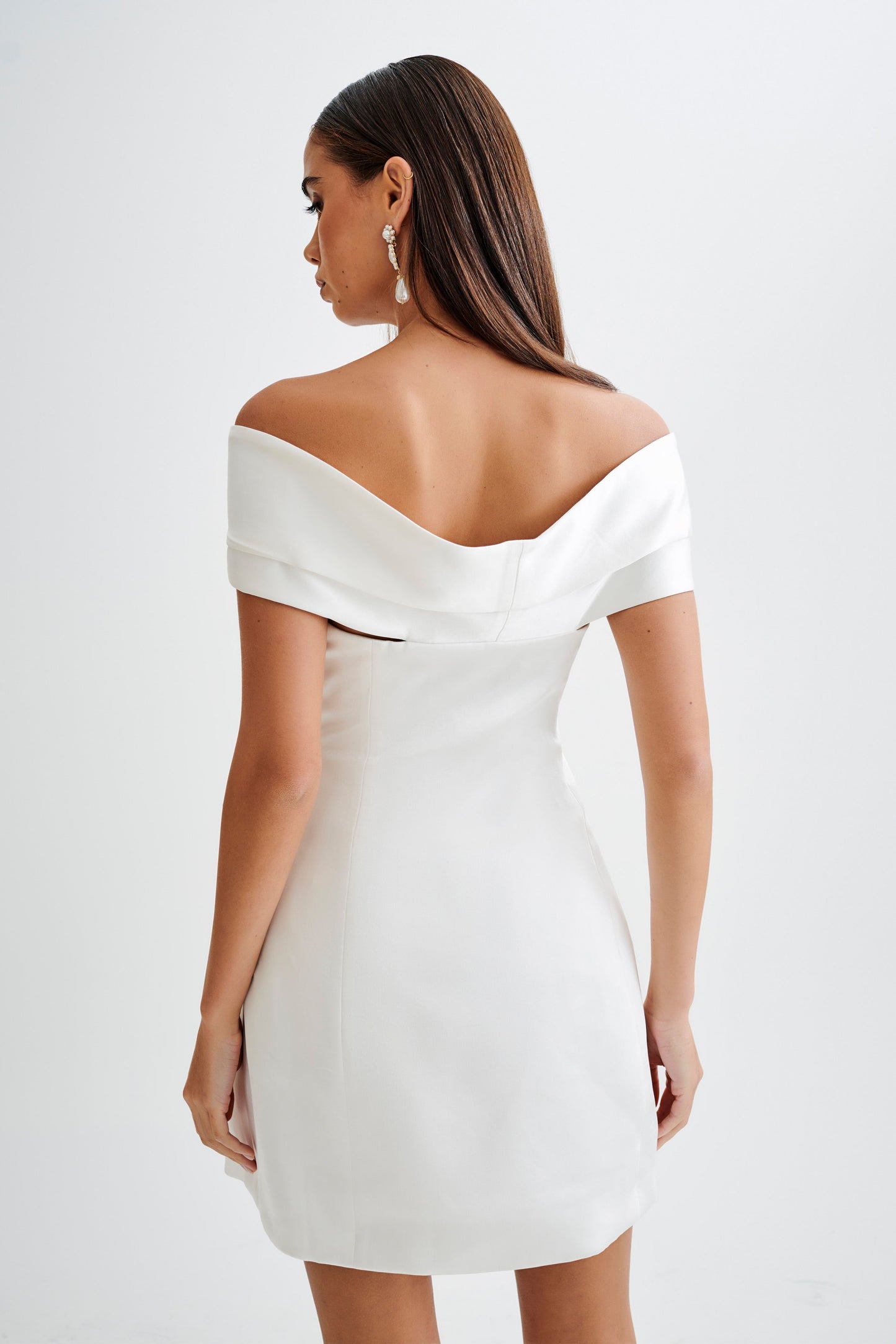 Mini-robe satinée Evita à épaules dénudées - Blanche
