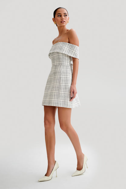Mini-robe en tweed Helena, épaules dénudées - carreaux blancs