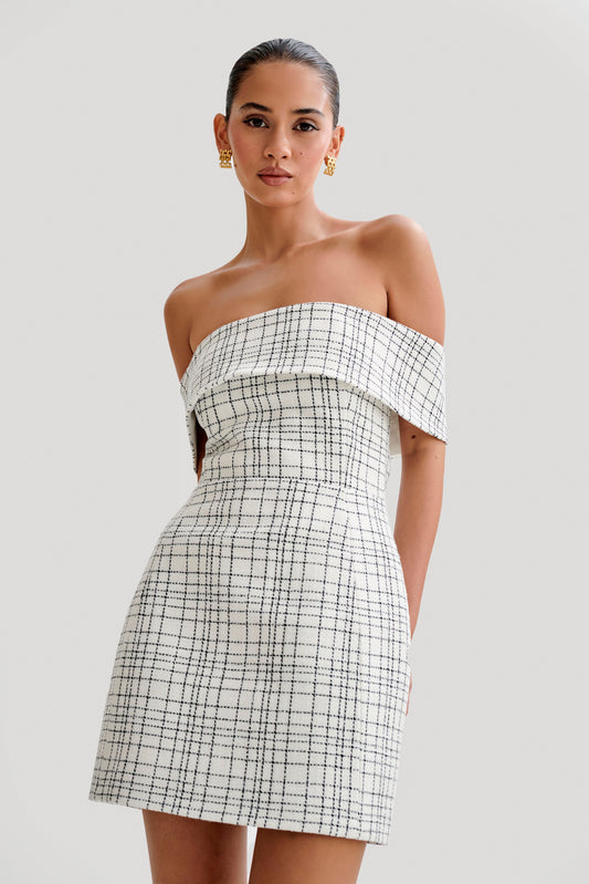 Mini-robe en tweed Helena, épaules dénudées - carreaux blancs