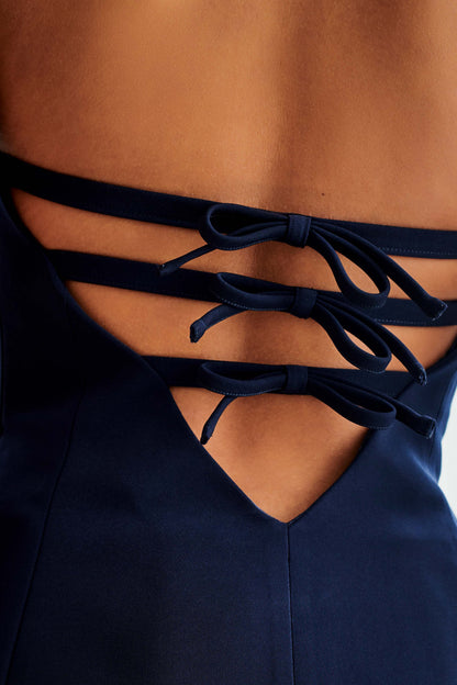 Mini-robe sans bretelles à nœud dans le dos Neeka - Bleu marine