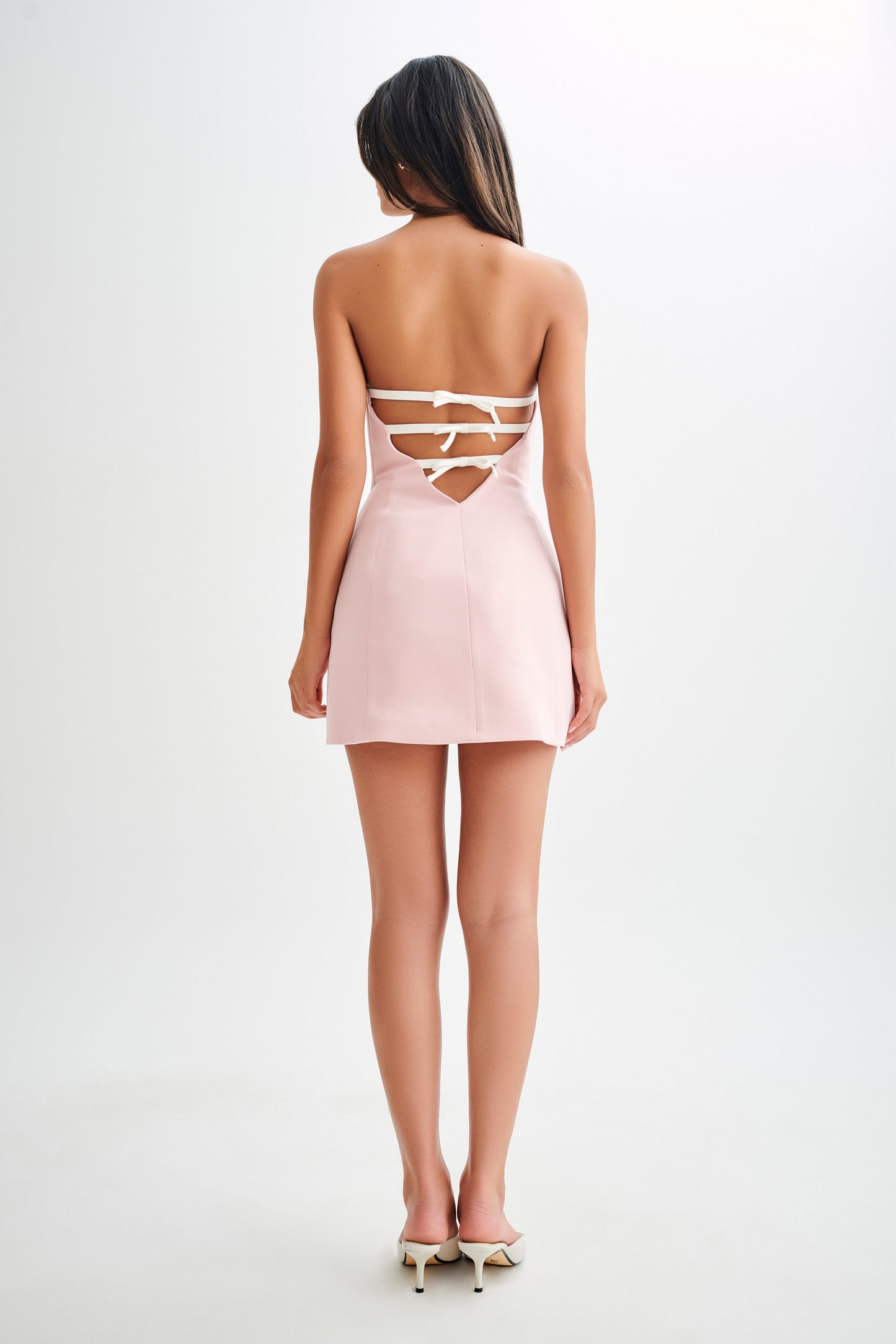 Mini-robe sans bretelles à nœud dans le dos Neeka - Rose