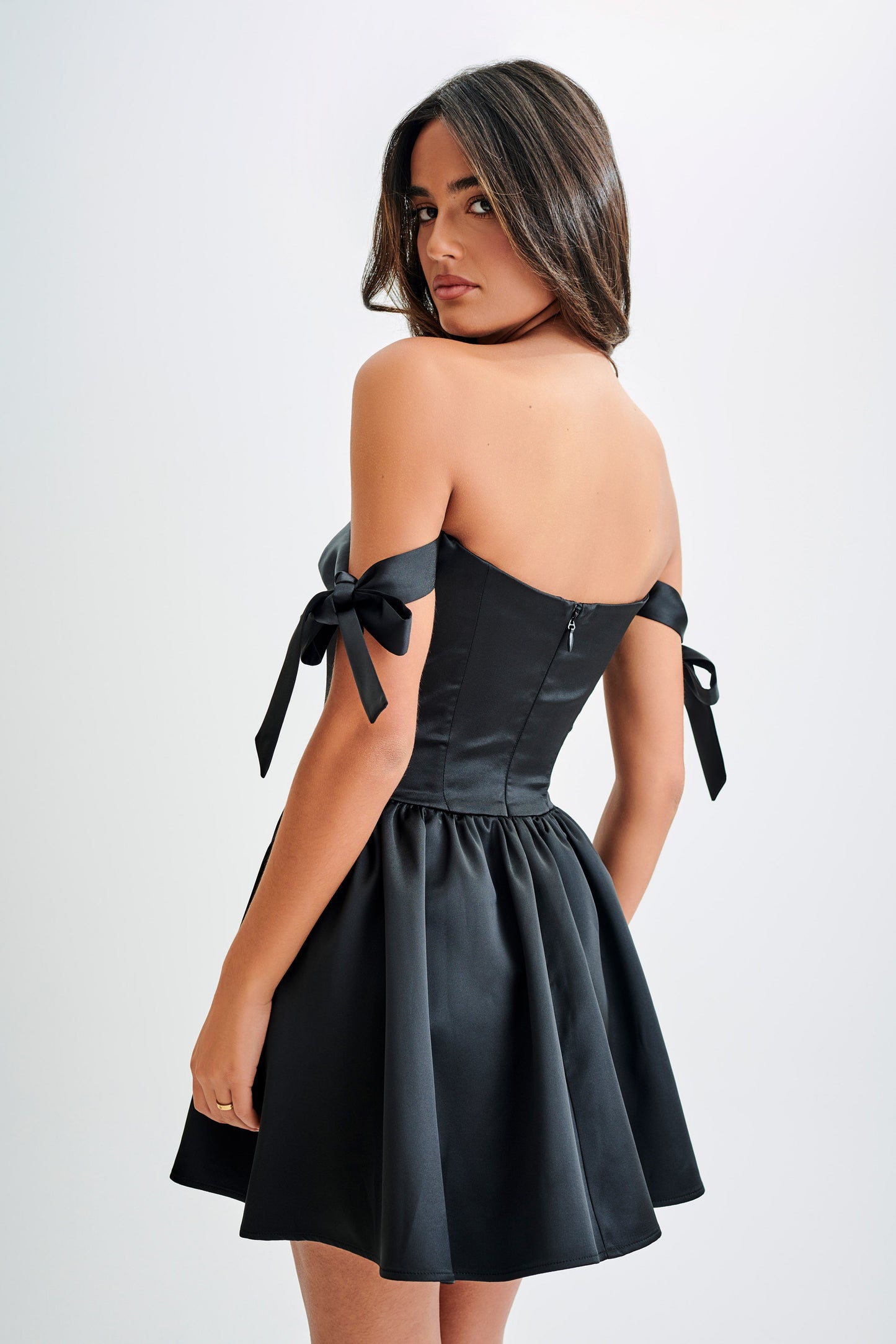 Mini-robe Rita en satin avec manches à nœud - Noir