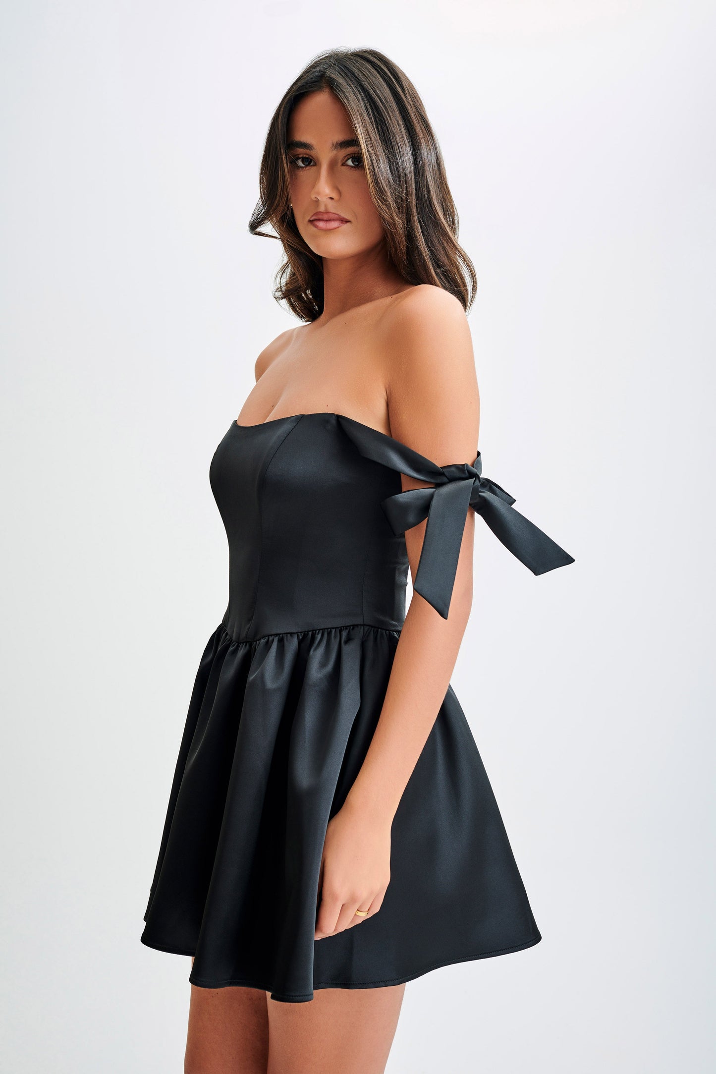 Mini-robe Rita en satin avec manches à nœud - Noir