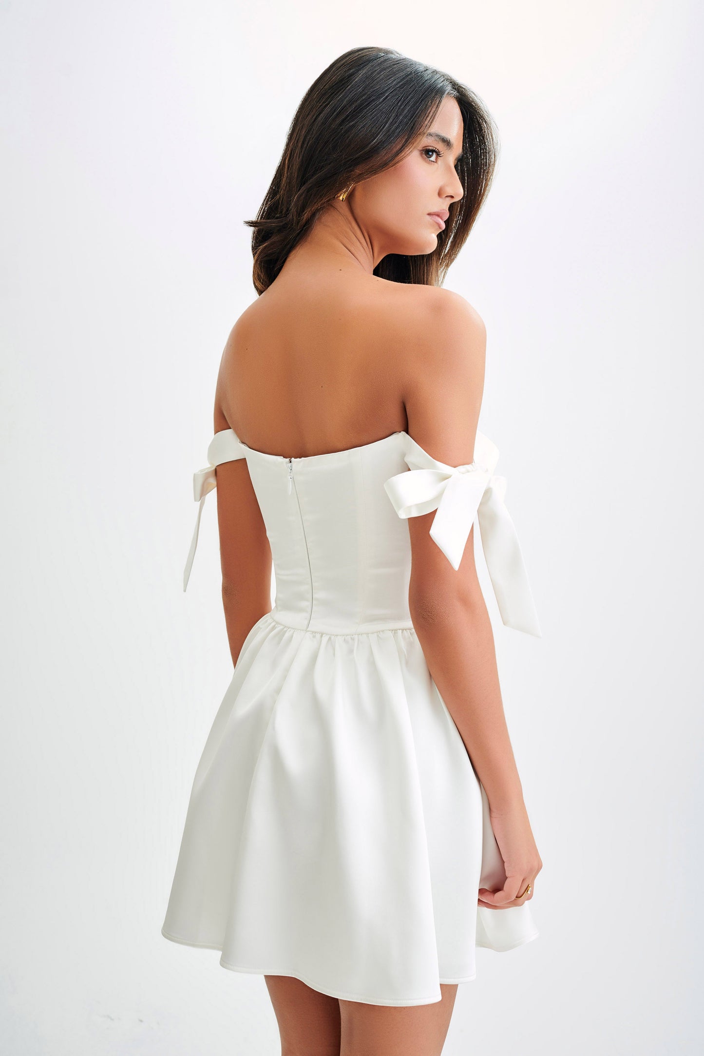 Mini-robe en satin Rita avec manches à nœud - Blanc