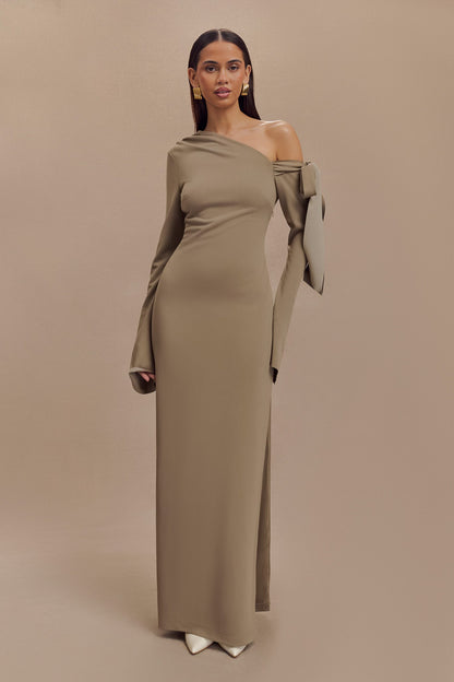 Robe Maxi Nicola à une épaule en crêpe - Marron clair