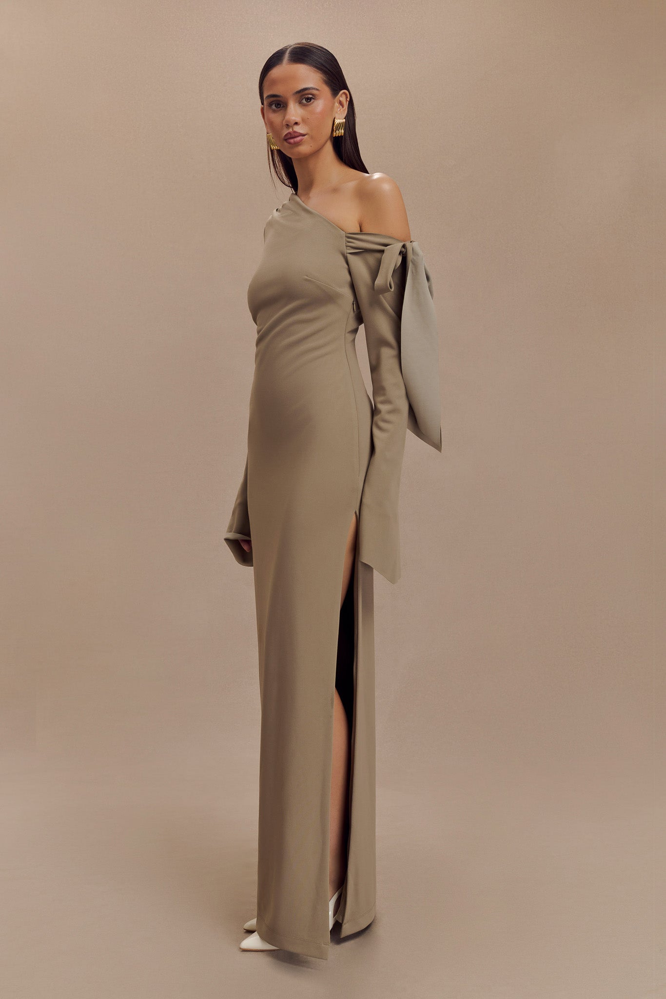 Robe Maxi Nicola à une épaule en crêpe - Marron clair