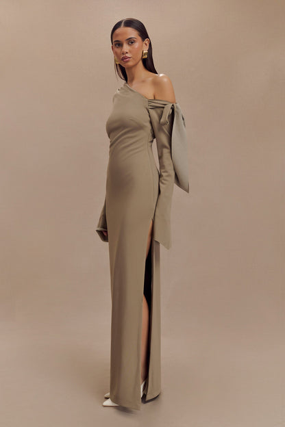Robe Maxi Nicola à une épaule en crêpe - Marron clair