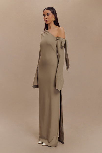 Robe Maxi Nicola à une épaule en crêpe - Marron clair