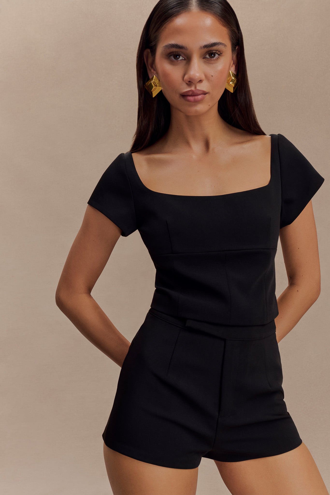 Top tailleur Ellis à manches courtes et longueur allongée - Noir