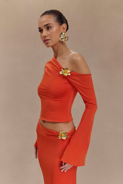 Top asymétrique à manches longues Ainsley avec ornements floraux - Orange brûlé