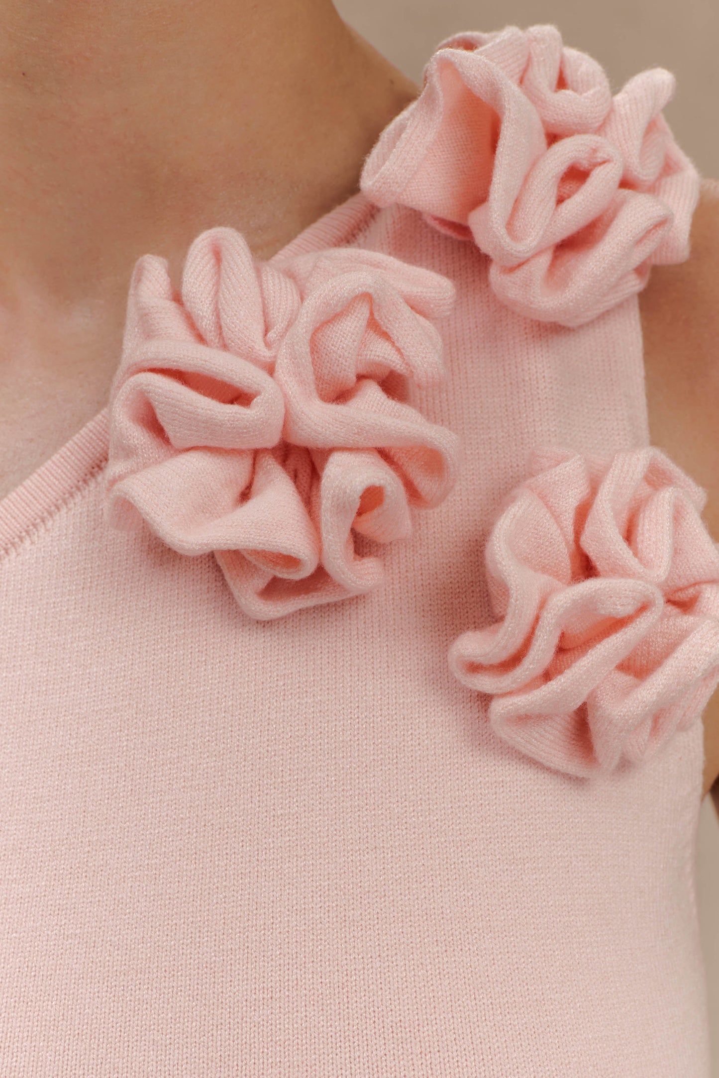 Robe Maxi Tricotée à Une Épaule Paloma avec Fleurs - Rose Poussière